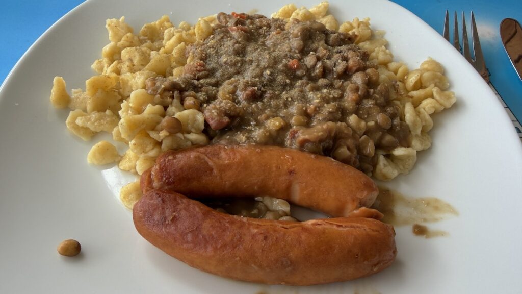 Linsen mit Spätzle und Saitenwürsten aus der Mikrowelle - aufgeplatzt...