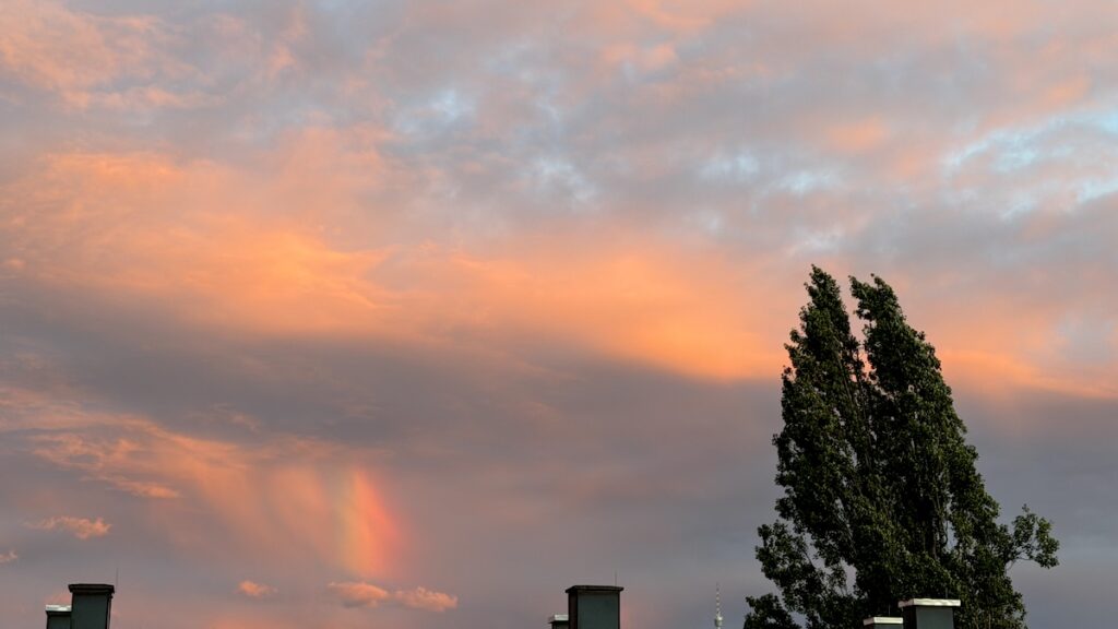 Krasser rötlicher Himmel während des Sonnenuntergangs