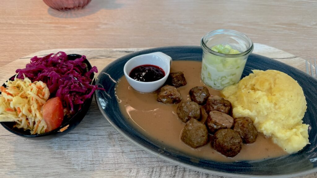 Köttbullar mit Kartoffelstampf, Gurkensalat und Preiselbeeren, dazu Salat vom Büfett