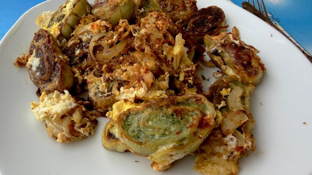 Gebratene Maultaschen mit Zwiebeln und Ei