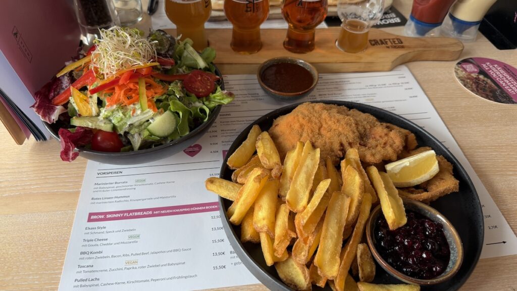 Schnitzel und Beilagensalat im brow. in Leonberg