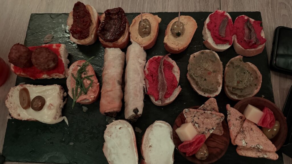 Zusammengestückelte Platte am Ende, auf der alle (?) Tapas des Abends drauf sind