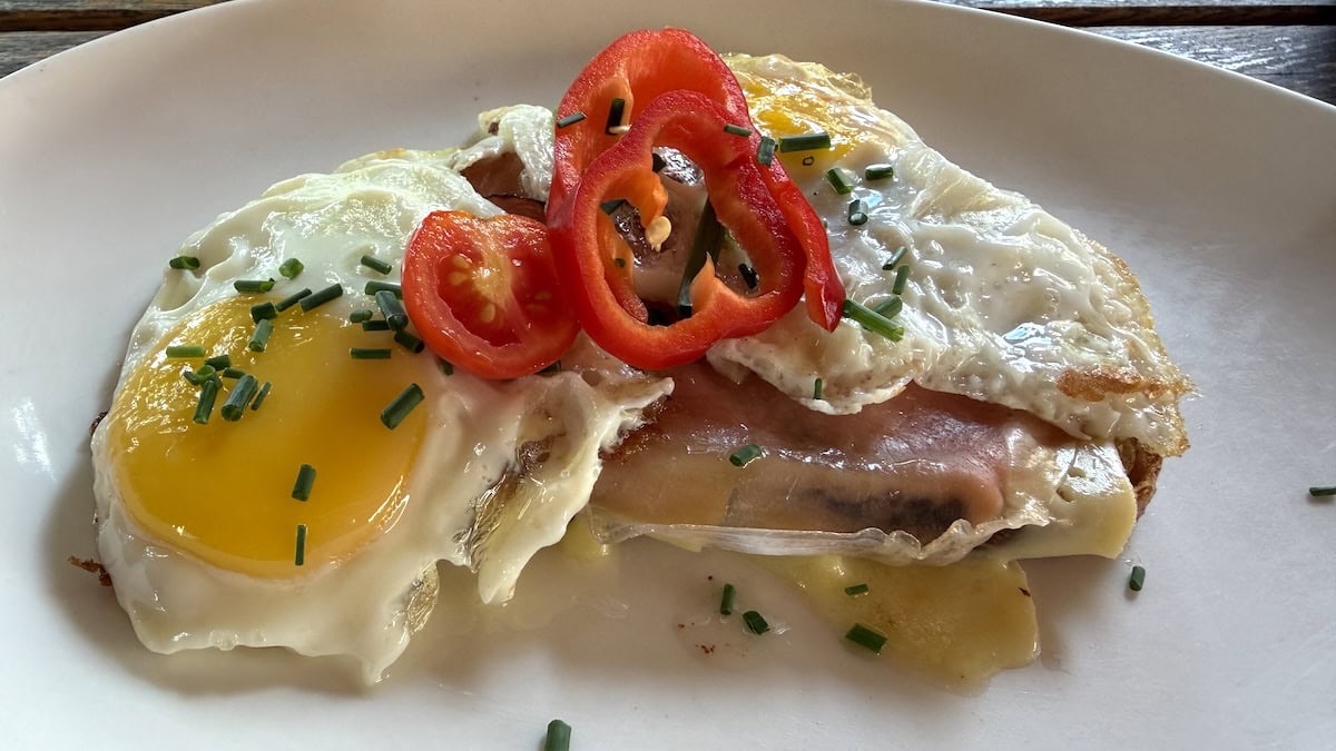 Metzger in den Alpen: Brot, Schinken, Käse und Spiegeleier