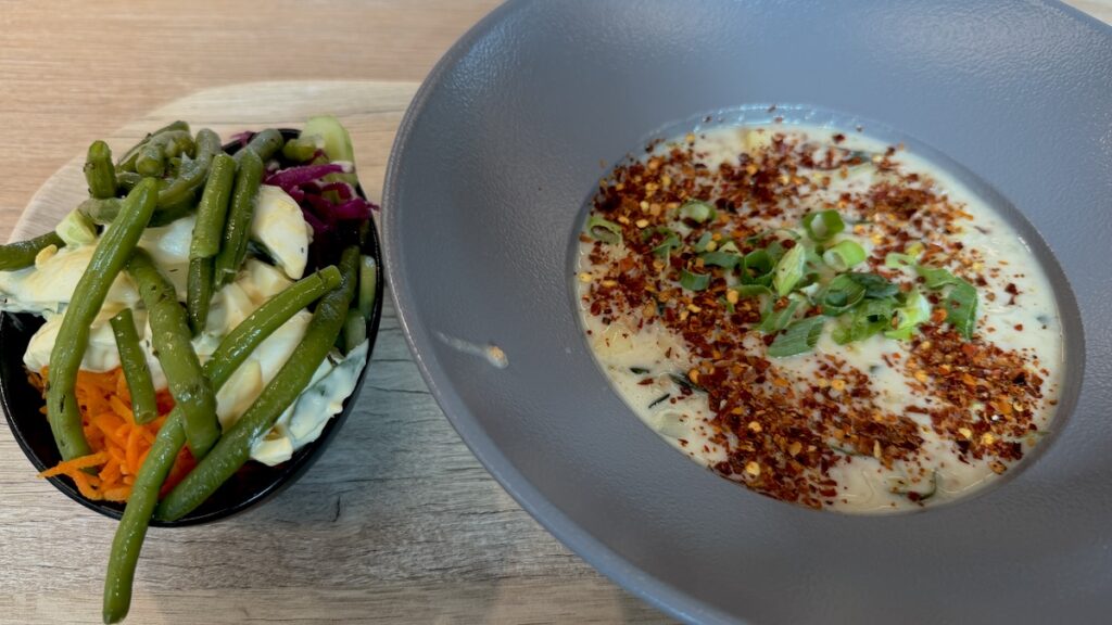 Kartoffel-Hack-Käse-Lauch-Suppe mit Chili