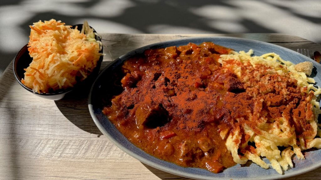 Gulasch mit Spätzle im Betriebsrestaurant, mit extra Paprikapulver für mich