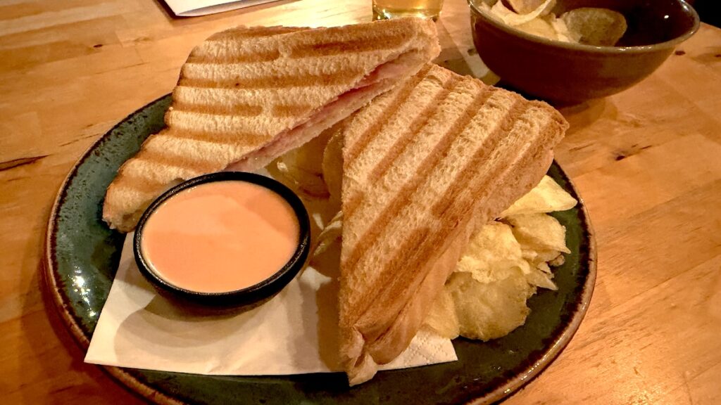 Schinek-Käse-Toast mit Chips im Mon Petit