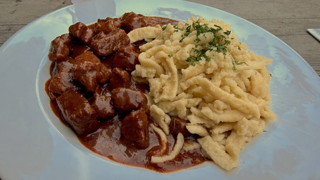 Rindergulasch mit Spätzle im Schlesinger