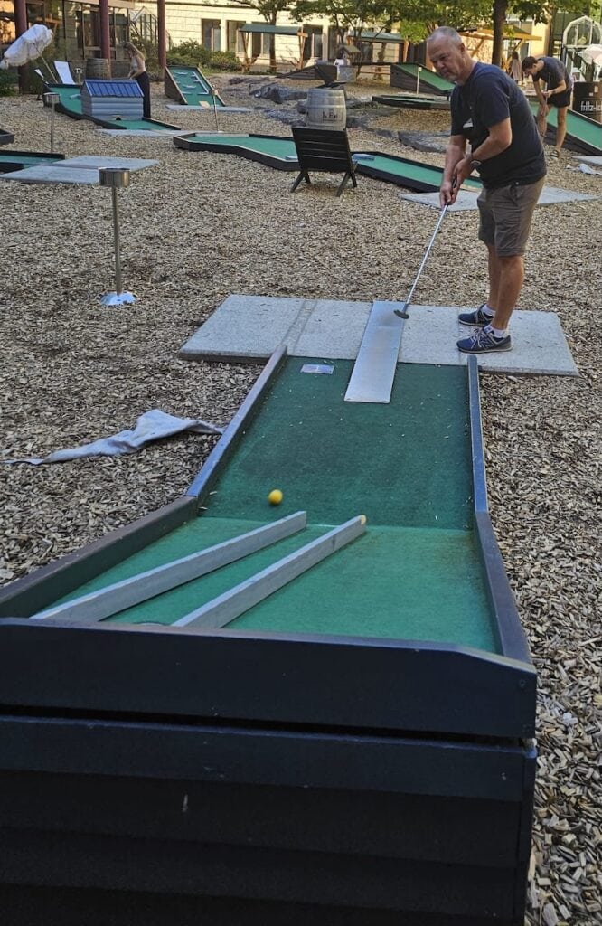 Ich, hochkonzentriert, um 7 Punkte beim Minigolf einzufangen. Also das Loch nicht geschafft :) (Foto: Judith Stock)
