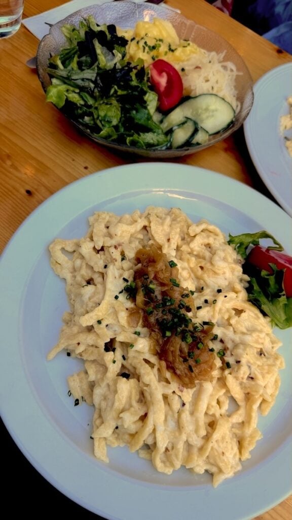 Kässpätzle auf dem Weindorf mit einem kleinen Beilagensalat