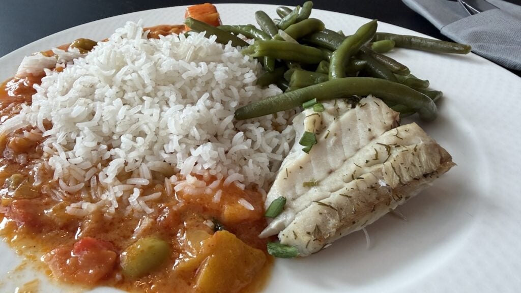 Mittagessen vom Büfett, für mich Fisch, veganes Curry mit Basmatireis und Bohnen
