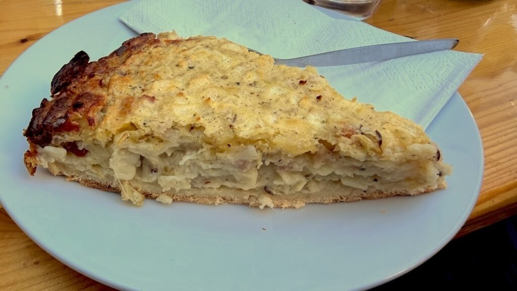 Zwiebelkuchen auf dem Weindorf