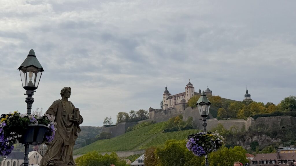 Blick von der Alten Mainbrücke auf die Festung Marienberg Würzburg
