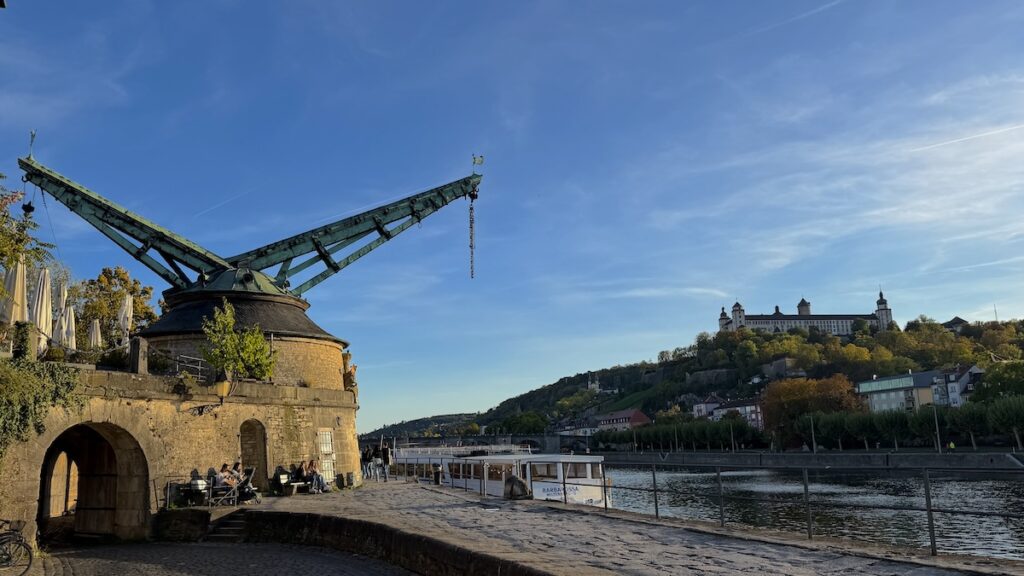Kran, Alte Mainbrücke und die Festung Marienberg