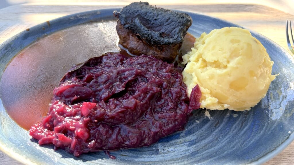 Etwas verbrannte, trotzdem leckere, Rouladen mit Rotkohl und Kartoffelbrei im Betriebsrestaurant