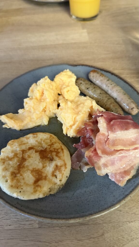Rührei, Speck, Würstchen und Pancake