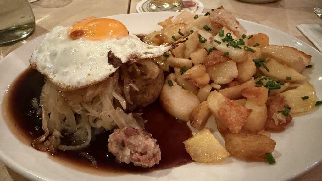 Hacksteak mit Spiegelei drüber sowie Bratkartoffeln als Beilage