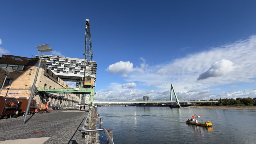 Eines der Kranhäuser bei herrlichem Frühherbstwetter in Köln