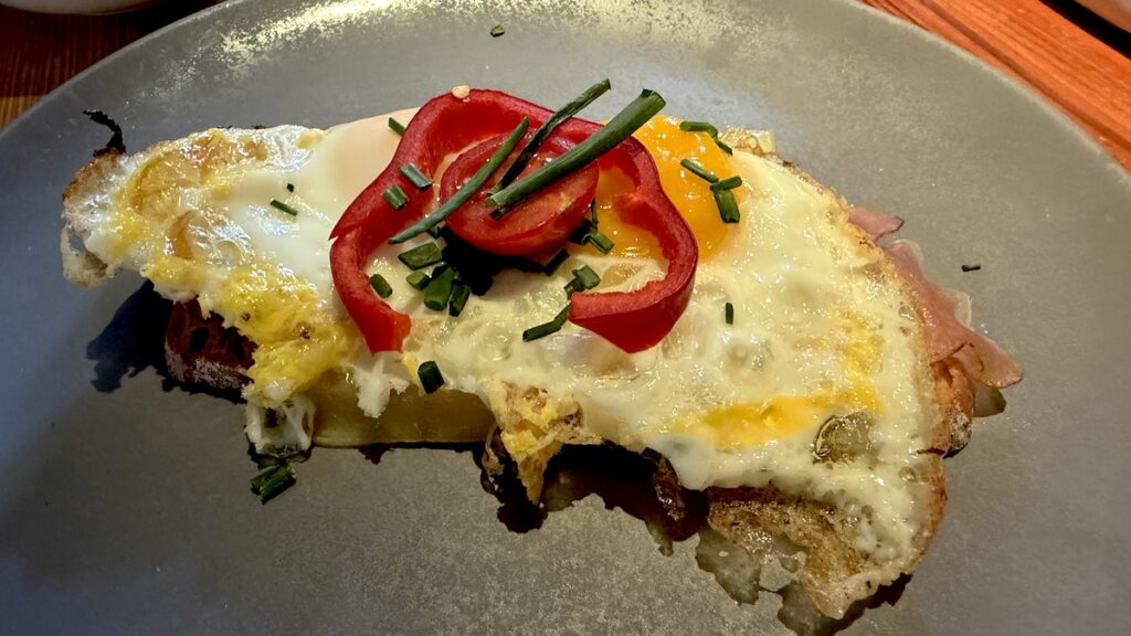 "Metzger in den Alpen": Brot, Schinken, Käse und Spiegeleier drüber
